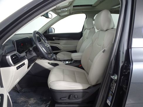 Used 2024 Kia Telluride EX w/ EX Captain's Chair Package image 11