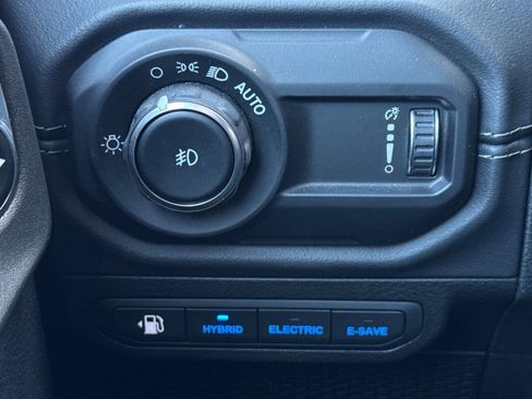 Used 2025 Jeep Wrangler Unlimited Sahara AWD/4WD image 31