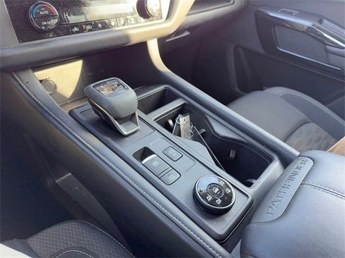 Used 2024 Nissan Pathfinder S image 19