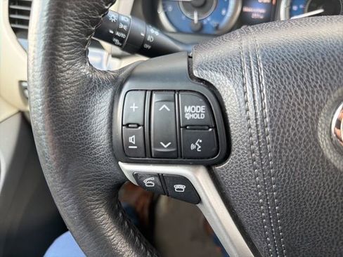 Used 2017 Toyota Sienna XLE image 4