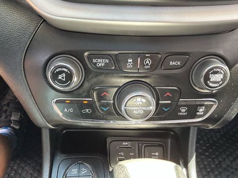 Used 2016 Jeep Cherokee Trailhawk w/ Leather Interior Group AWD/4WD image 27