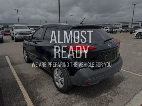 Used 2019 Nissan Kicks S FWD image 3