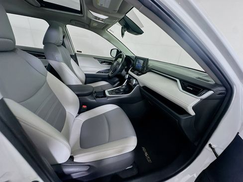 Used 2022 Toyota RAV4 XLE Premium image 31