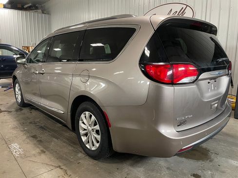 Used 2018 Chrysler Pacifica Touring-L image 3
