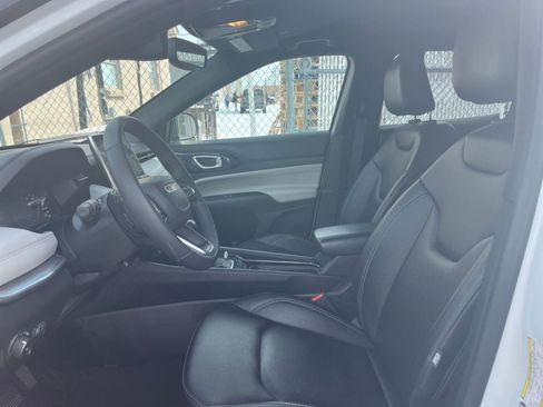 Used 2025 Jeep Compass Limited image 28