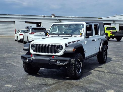 Used 2025 Jeep Wrangler Unlimited Rubicon AWD/4WD image 2