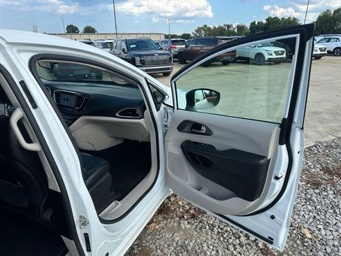Used 2023 Chrysler Pacifica Touring-L FWD image 14