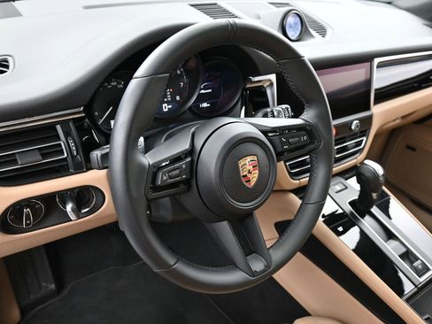 Certified 2025 Porsche Macan image 17