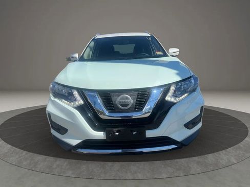 Used 2017 Nissan Rogue SV image 2