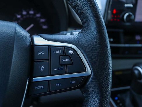 Used 2023 Toyota Sienna XLE w/ XLE Plus Package FWD image 23