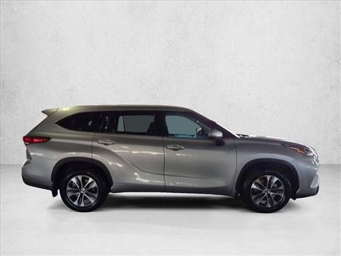 Used 2021 Toyota Highlander XLE AWD/4WD image 4