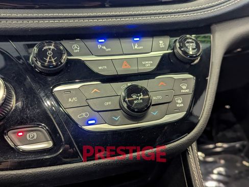 Used 2025 Chrysler Pacifica Limited FWD image 25
