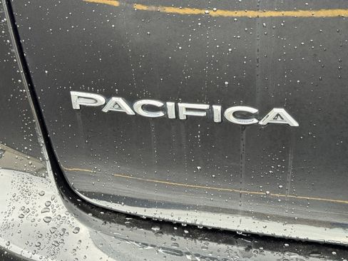 Used 2023 Chrysler Pacifica Touring-L image 29