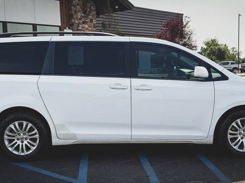 Used 2014 Toyota Sienna XLE FWD image 30