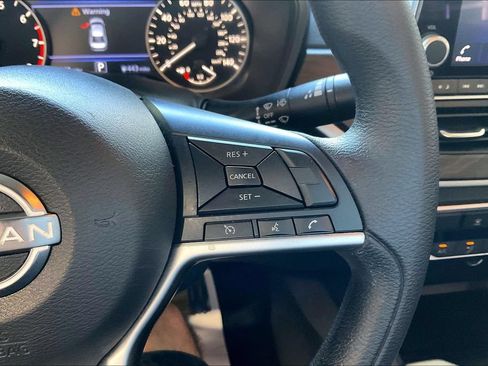 Used 2025 Nissan Altima 2.5 SV FWD image 9