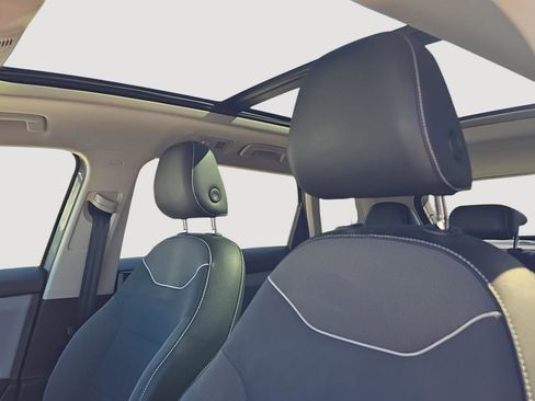 Certified 2023 Volkswagen Taos SE w/ Panoramic Sunroof Package AWD/4WD image 5