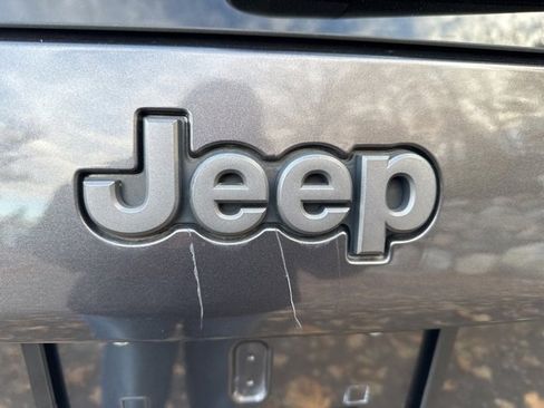 Used 2019 Jeep Cherokee Trailhawk w/ Cold Weather Group image 12