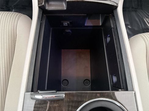 Used 2015 Toyota Venza LE image 31