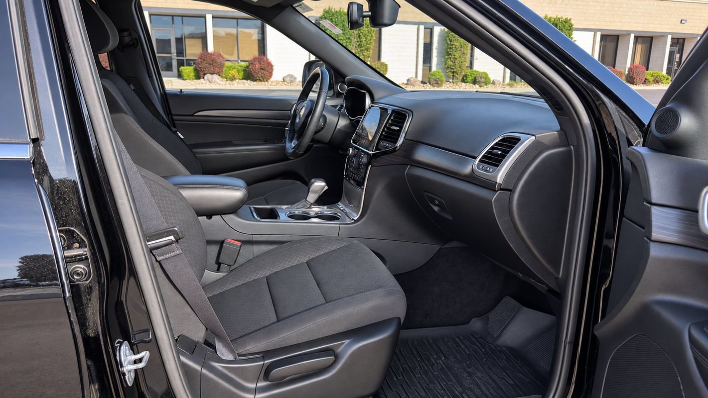 Used 2019 Jeep Grand Cherokee Laredo w/ 18" Wheel & 8.4" Radio Group AWD/4WD image 21