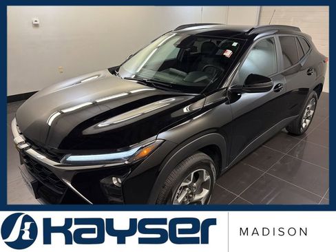Used 2025 Chevrolet Trax LT w/ Driver Confidence Package FWD image 3