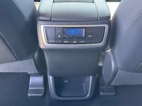 Used 2019 Toyota Highlander SE FWD image 30