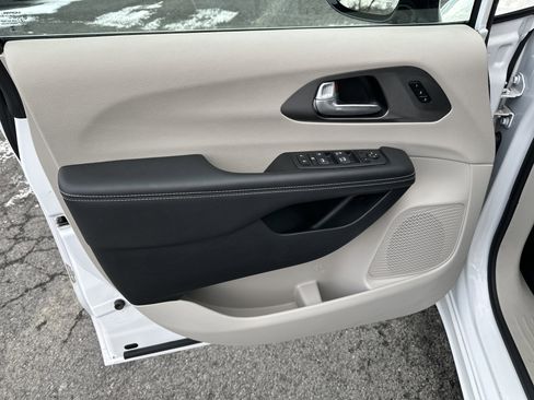 Used 2024 Chrysler Pacifica Touring-L image 16