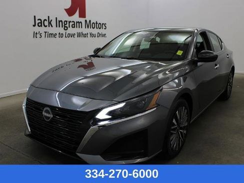 Certified 2024 Nissan Altima 2.5 SV FWD image 1