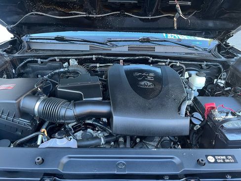 Used 2018 Toyota Tacoma TRD Sport AWD/4WD image 26