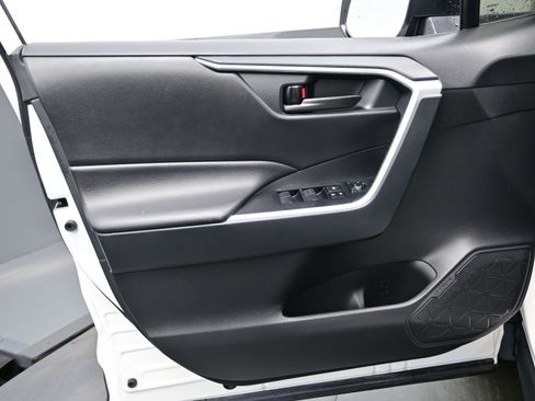 Used 2021 Toyota RAV4 LE AWD/4WD image 9