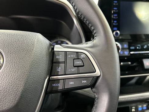 Used 2022 Toyota Highlander XLE FWD image 14