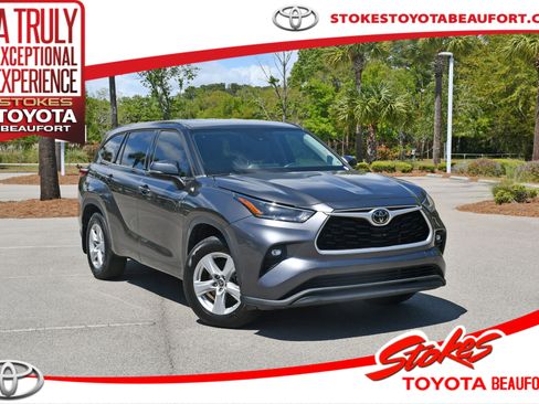 Used 2021 Toyota Highlander LE AWD/4WD image 1