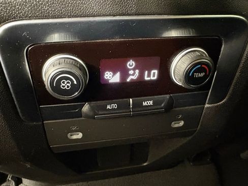 Used 2024 Chevrolet Suburban LT RWD image 44