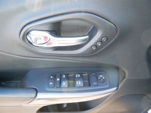 Used 2019 Jeep Cherokee Limited image 17