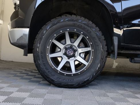 Used 2022 Chevrolet Silverado 1500 LT w/ Z71 Off-Road Package AWD/4WD image 9