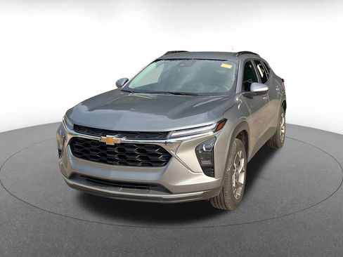 Used 2025 Chevrolet Trax LT w/ LT Convenience Package FWD image 4