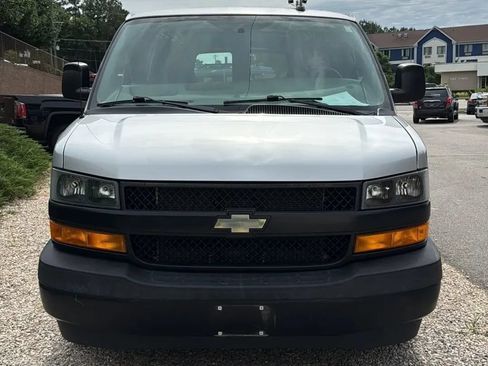 Used 2018 Chevrolet Express 2500 w/ Driver Convenience Package RWD image 4