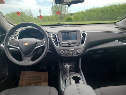 Used 2017 Chevrolet Malibu LT FWD image 16