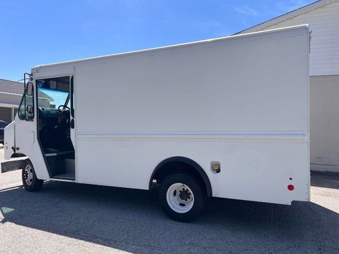 Used 2014 Ford E-350 and Econoline 350 Super Duty w/ A/C Prep Package RWD image 4
