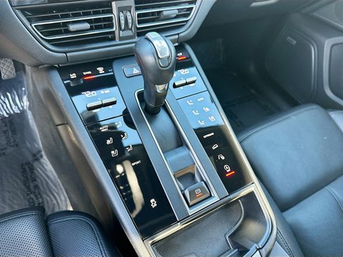 Used 2022 Porsche Macan image 17