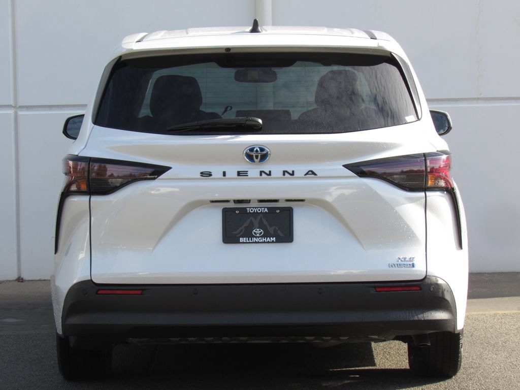 Certified 2023 Toyota Sienna XLE FWD image 7