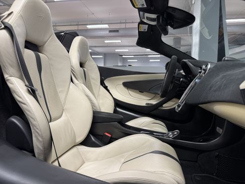 Used 2018 McLaren 570S Spider image 18