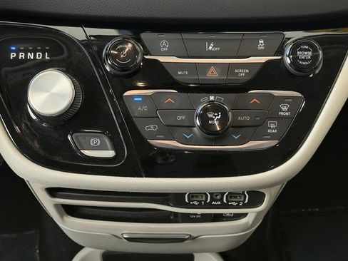 Used 2022 Chrysler Pacifica Touring-L FWD image 23