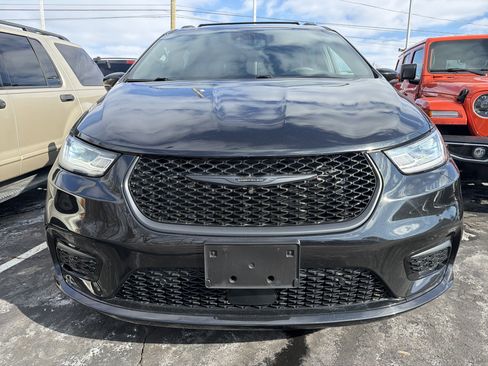 Used 2022 Chrysler Pacifica Touring-L w/ Uconnect Theater Family Group image 2