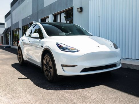 Used 2024 Tesla Model Y 2WD image 2