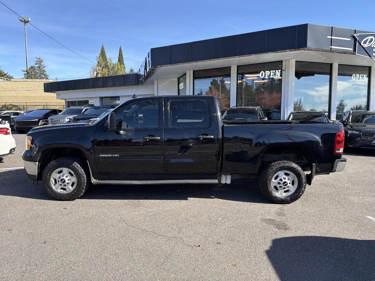 Used 2014 GMC Sierra 2500 SLE w/ SLE Preferred Package AWD/4WD image 2