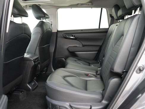 Used 2024 Toyota Highlander XLE AWD/4WD image 19