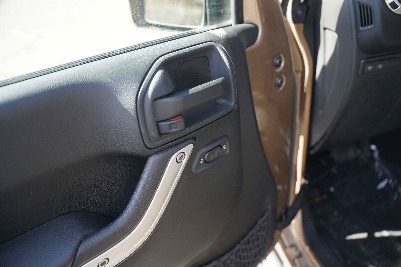 Used 2015 Jeep Wrangler Unlimited Rubicon w/ Connectivity Group AWD/4WD image 16