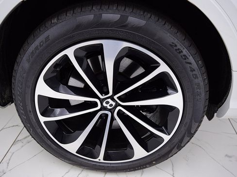 Used 2024 Bentley Bentayga AWD/4WD image 44