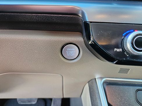 Used 2025 Kia Carnival FWD image 30