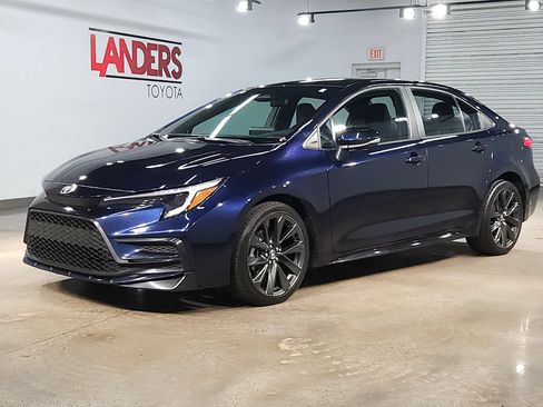 Used 2025 Toyota Corolla SE FWD image 3